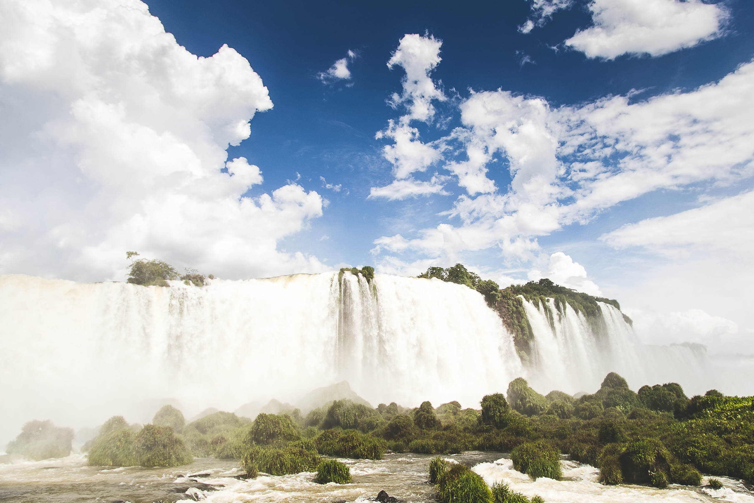 Massive natural. Водопады Игуасу 2560. Водопад Игуасу панорама. Аргентина пейзаж водопад Игуасу. Водопад Гуайра.